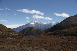壮丽雪山下的开阔山地景观