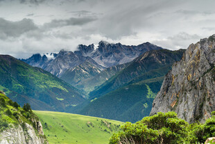 山间绿野 云雾缭绕的美景