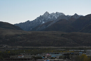 壮丽雪山下的城镇风光