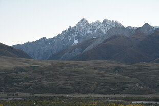 巍峨雪山下的广袤原野