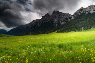 草原山峦间的壮美风光