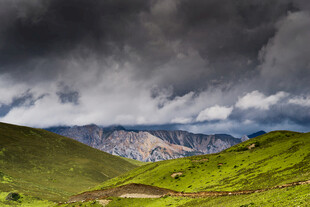 山间绿野上的厚重乌云