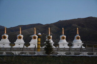 白塔群立于蓝天之下