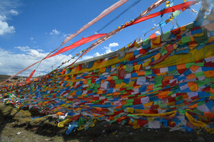 五彩经幡装点的藏地风景