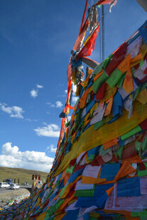 五彩经幡飘扬蓝天之下