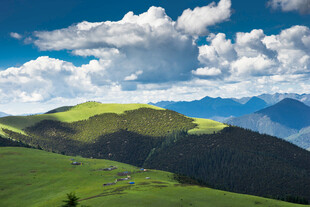 青山蓝天间的壮美山景