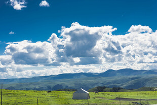 草原蓝天小屋 自然美景