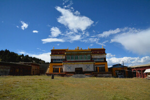 草原上的藏式建筑