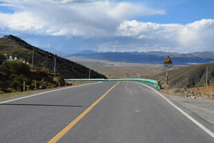 宽阔公路伸向远方