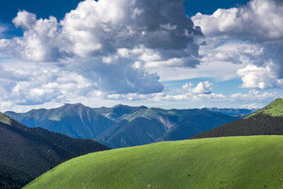 青山云海间的壮美风光