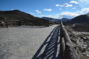 山间步道 光影下的自然景致