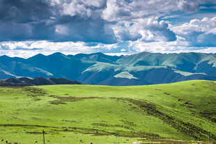 草原山峦间的壮丽风光