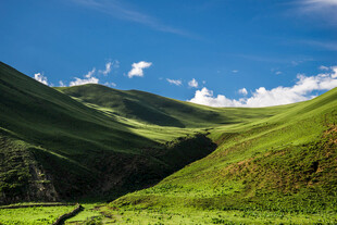 翠绿山峦间的蓝天美景