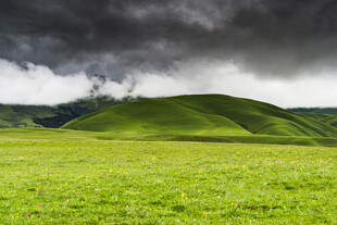草原上的乌云风暴景观