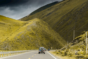 山间公路上行驶的车辆