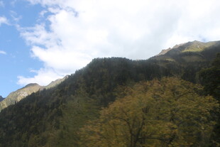 山峦蓝天间的秀丽景致