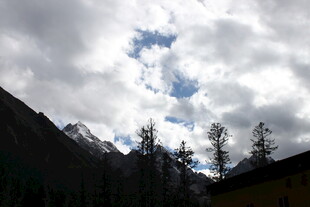 山间云景 树木点缀