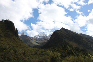 山间美景 蓝天白云下的山峦