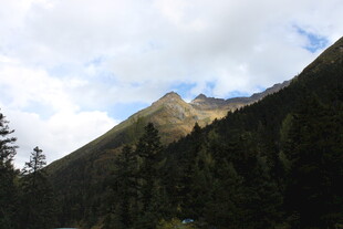 山间美景 云雾缭绕的山峰