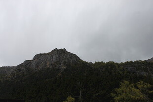 云雾缭绕的巍峨山峰