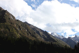 壮丽高山与蓝天白云美景