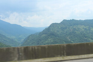 车窗外的青山美景