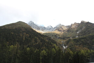 山间美景 葱郁山林与远山