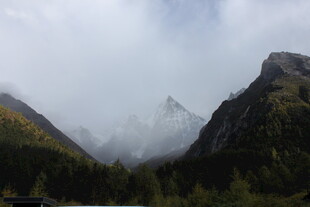 云雾缭绕的壮美山峦