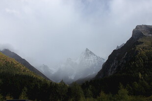 云雾缭绕的壮丽山间景色