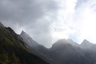 云雾缭绕的壮丽山峦