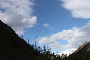 山间蓝天白云风景图