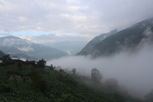 山间云雾缭绕的壮美景色