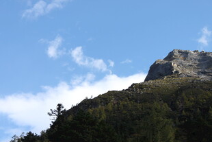 巍峨山峦映蓝天