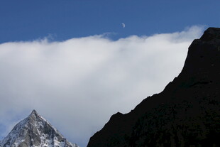 巍峨山峰与天际白云