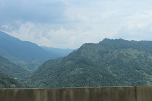 青山连绵的壮阔自然景致