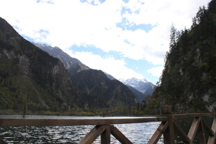 山间湖畔木桥风景