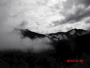 云雾缭绕的山峦美景