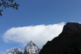 巍峨雪山与蓝天中的云朵