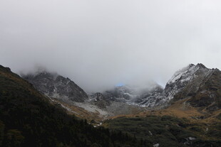 云雾缭绕的壮丽山峦