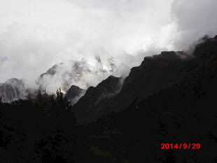 云雾缭绕的巍峨山脉