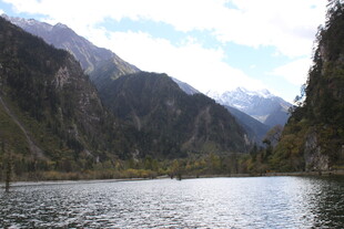 山水相依的静谧湖景