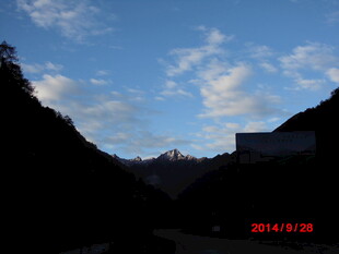 山间暮色中的天空美景