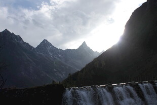 山间瀑布映着落日余晖