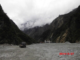 云雾缭绕的壮丽山间江景