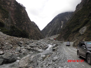 山间崎岖碎石路中的车辆