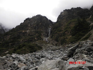 山间碎石路 云雾绕山峰