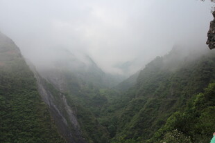 云雾缭绕的山间壮丽景色