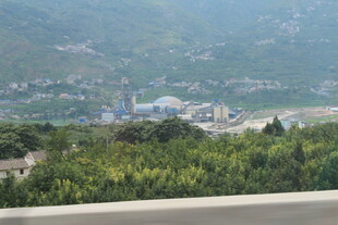 山间远景 绿树环绕的建筑群