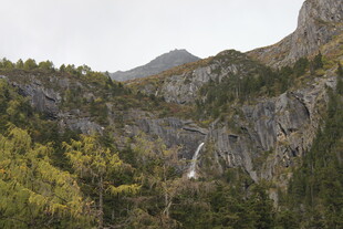 山间瀑布与葱郁山林景色