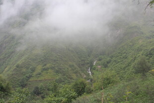 山间云雾缭绕的翠绿山谷